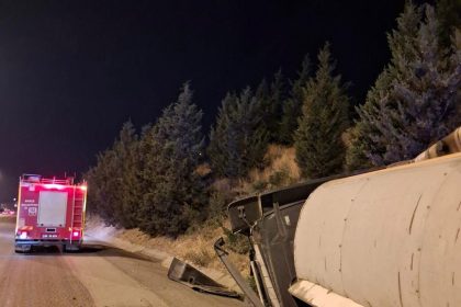 osmaniyede-kontrolden-cikan-tir-devrildi-1-yarali