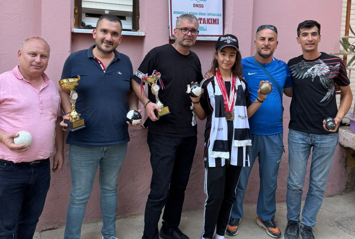 salihlide-sampiyon-ogrenciye-besiktas-formasi-jesti