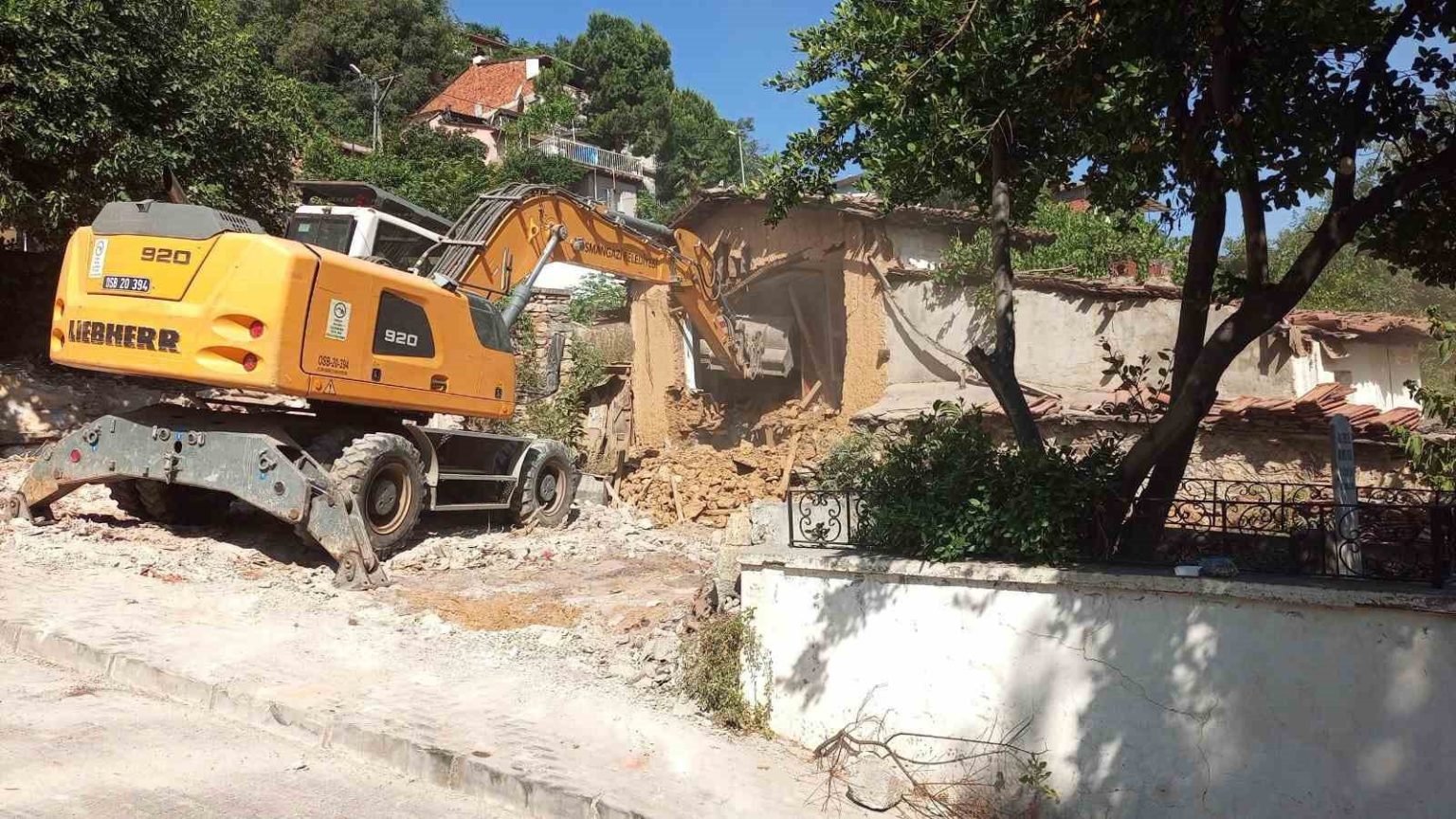 tehlike-sacan-metruk-binalar-yikildi