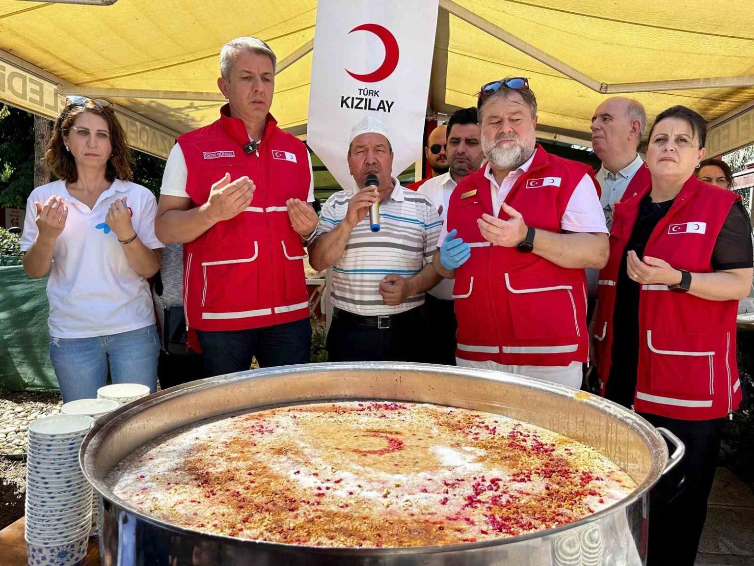 turk-kizilay-manisadan-1000-kisiye-asure-ikrami