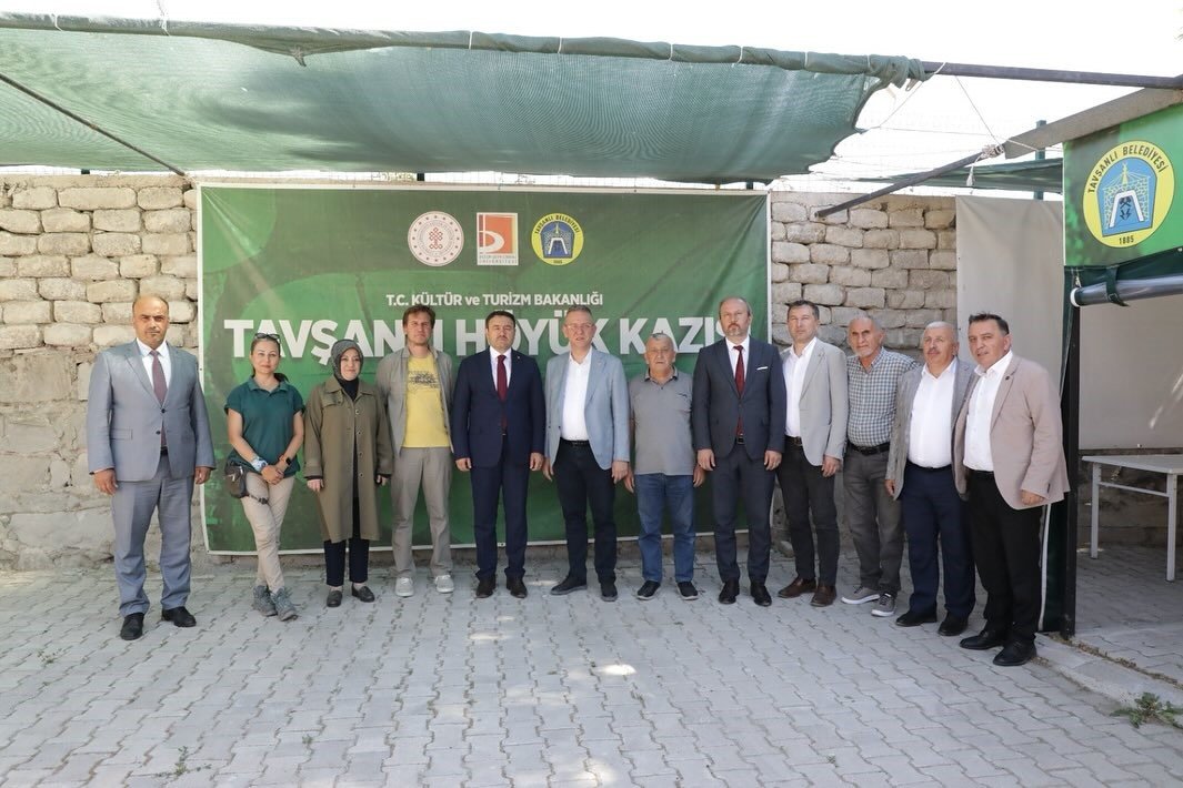 vali-musa-isin-tavsanli-hoyuk-kazi-evini-ziyaret-ederek-incelemelerde-bulundu
