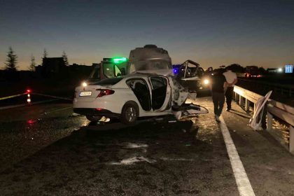 ankarada-ters-yone-giren-arac-minibus-ile-kafa-kafaya-carpisti-1-olu