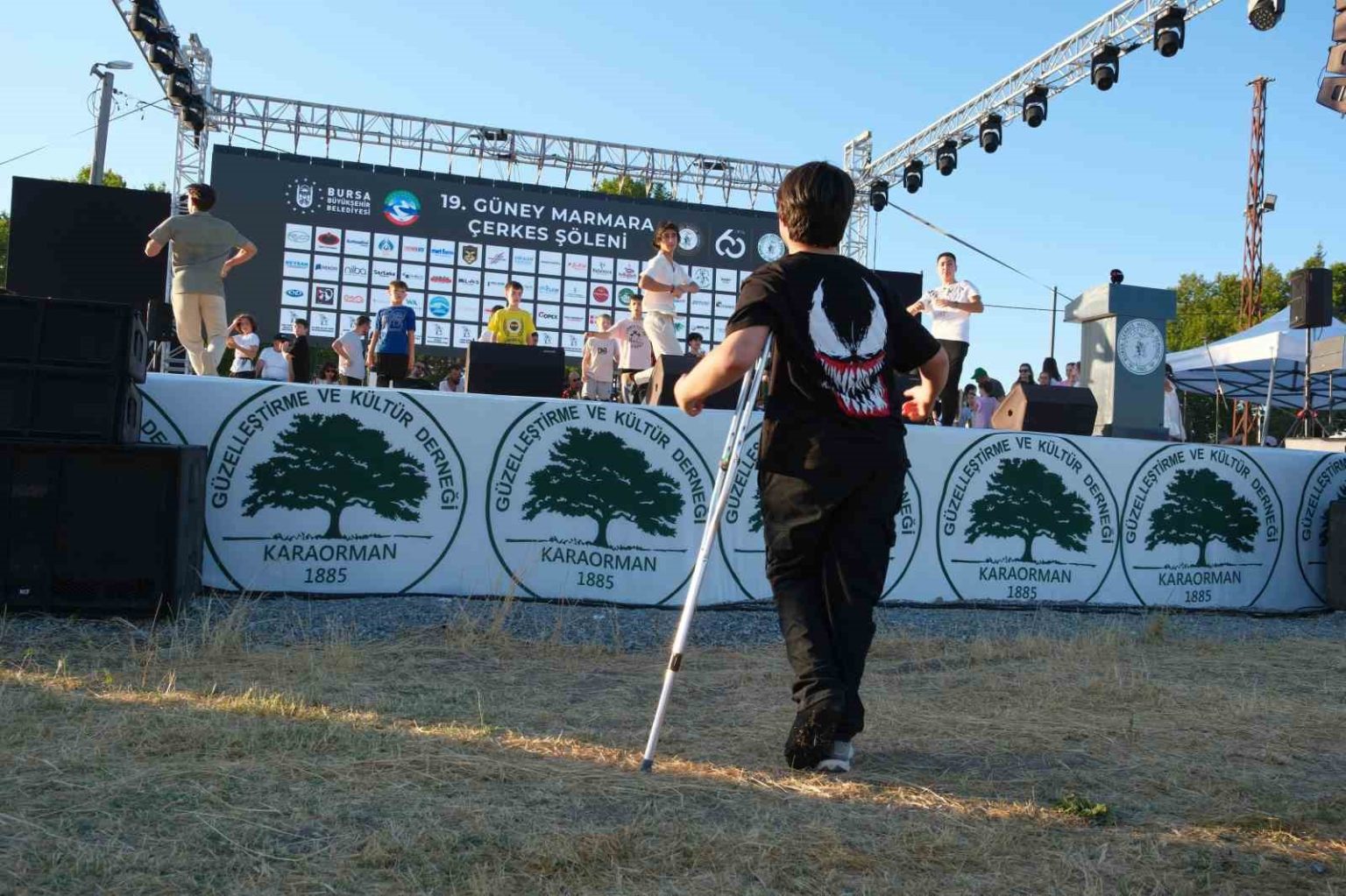 arkadaslari-sahnede-hunerlerini-sergilerken-o-kirik-ayagi-ile-uzaktan-katildi