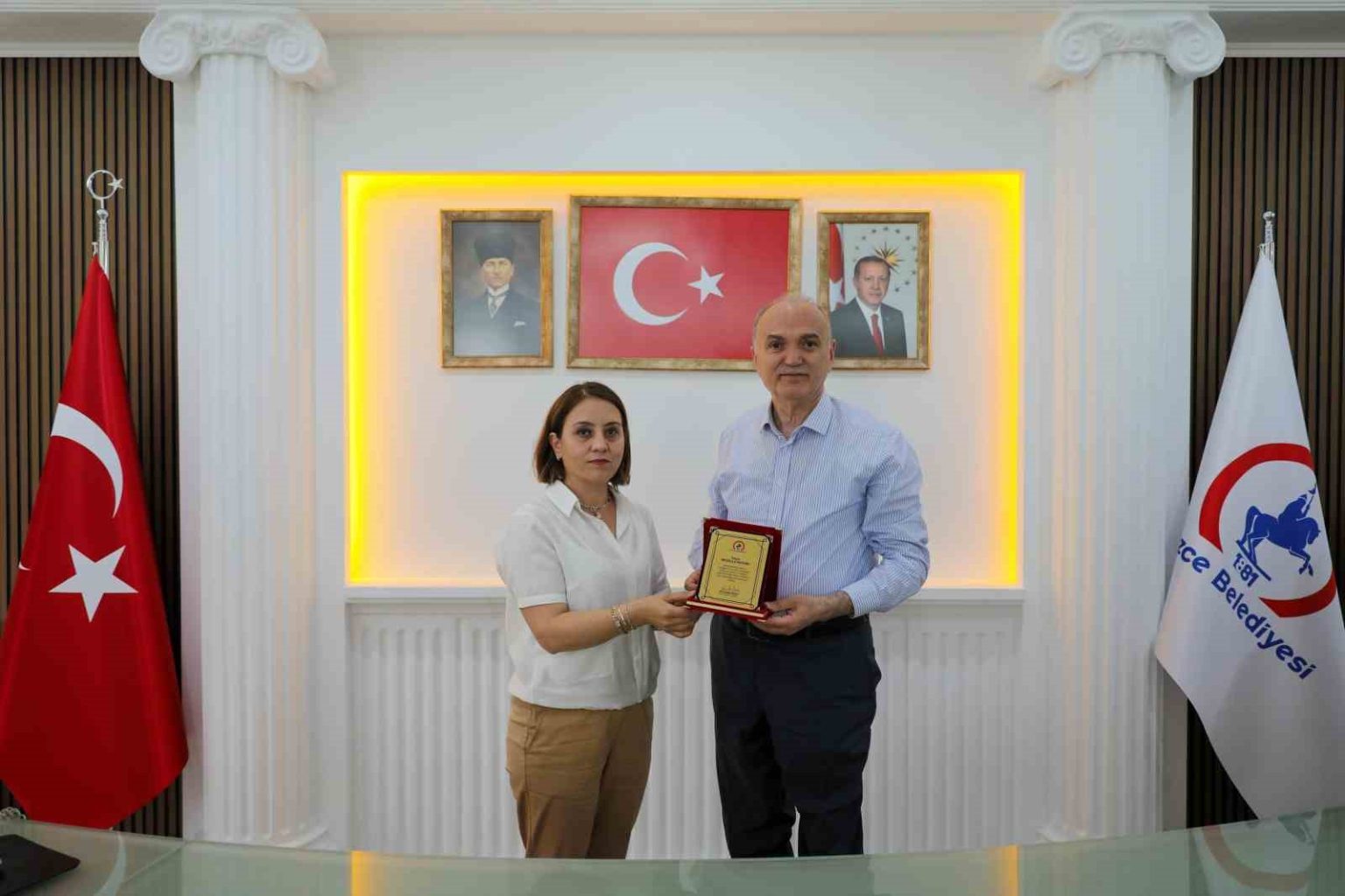 basarili-mudurlere-plaket-verildi