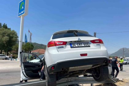 burdur-antalya-karayolunda-iki-otomobil-carpisti-2si-cocuk-5-yarali
