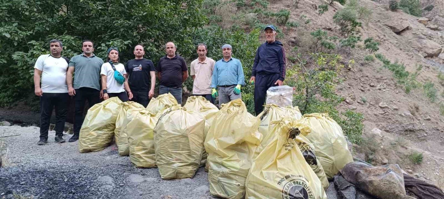 cisad-gonulluleri-33-cuval-cop-topladi