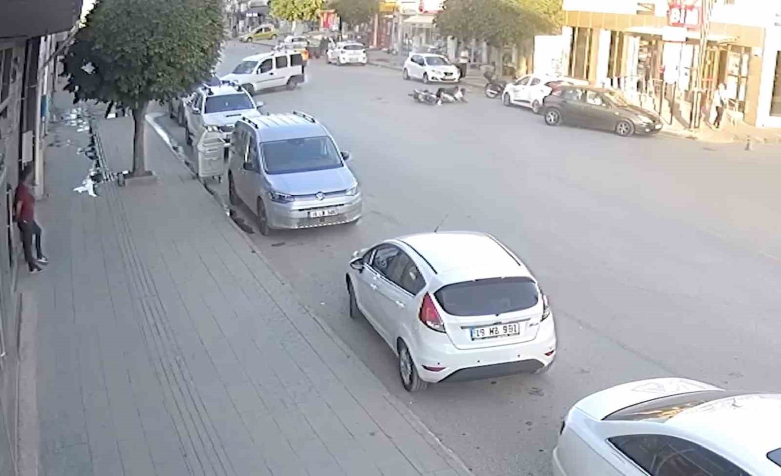 corumda-hafif-ticari-arac-ile-motosiklet-carpisti-2-yarali