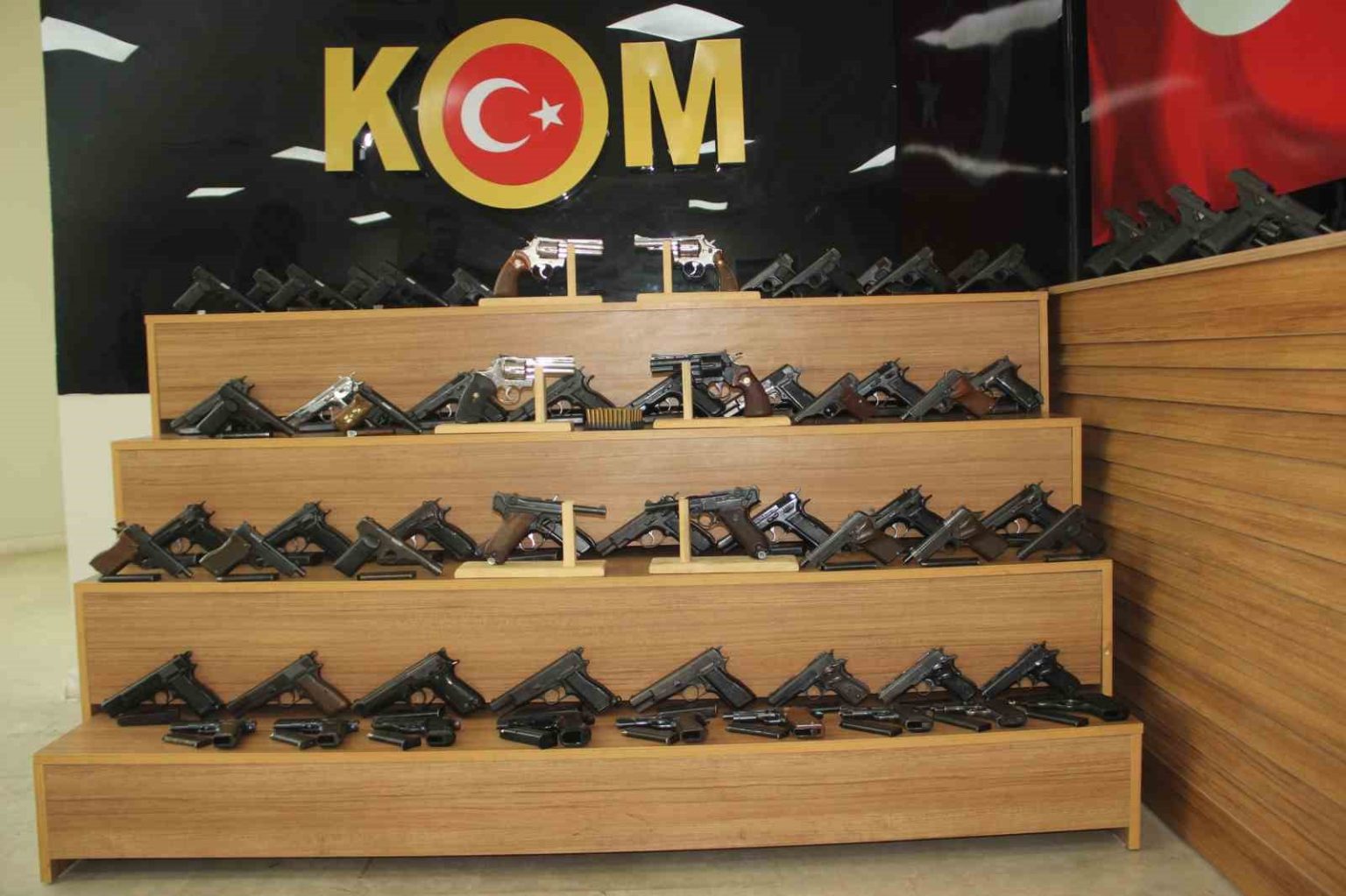 durdurulan-aractan-65-ruhsatsiz-tabanca-cikti-aralarinda-ikinci-dunya-savasinda-kullanilan-silahlar-da-bulunuyor