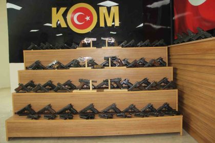 durdurulan-aractan-65-ruhsatsiz-tabanca-cikti-aralarinda-ikinci-dunya-savasinda-kullanilan-silahlar-da-bulunuyor