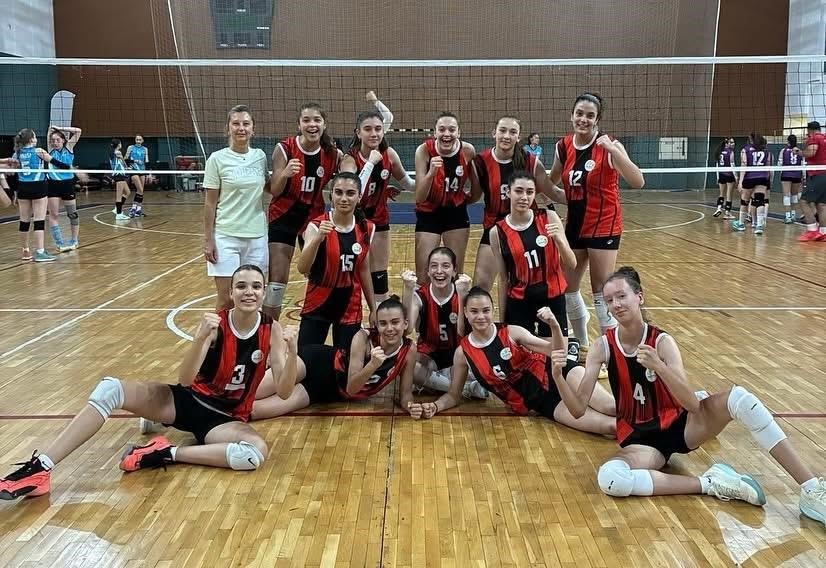 eskisehir-kiz-voleybol-takimi-turkiye-yari-finallerinde