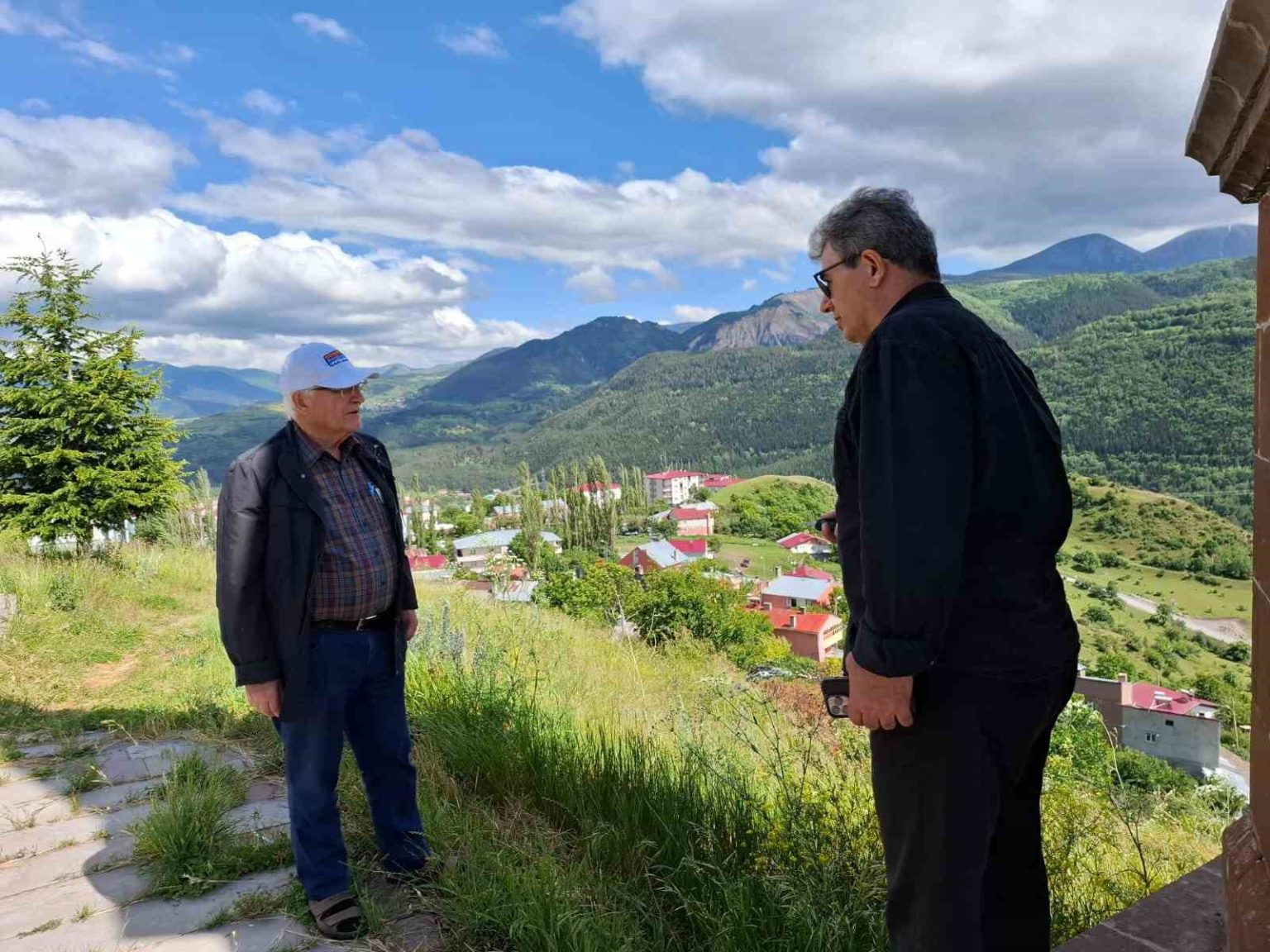 feyzioglunun-karsta-arastirma-ve-derlemelerine-devam-ediyor