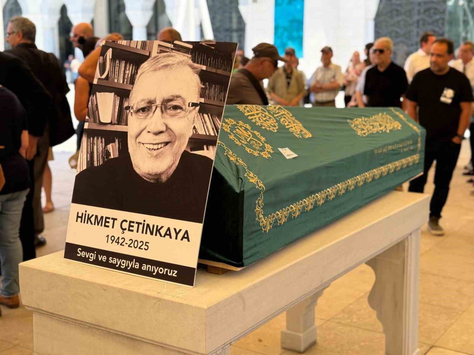 gazeteci-ve-yazar-hikmet-cetinkaya-son-yolculuguna-ugurlandi