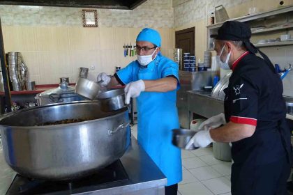 her-gun-600-kisiye-sicak-yemek-60-kisiye-ucretsiz-berber-hizmeti-veriliyor