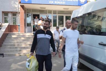 hirsizlik-sucundan-52-yil-hukumlu-sahis-saklandigi-tuvalette-yakalandi-o-anlar-kamerada