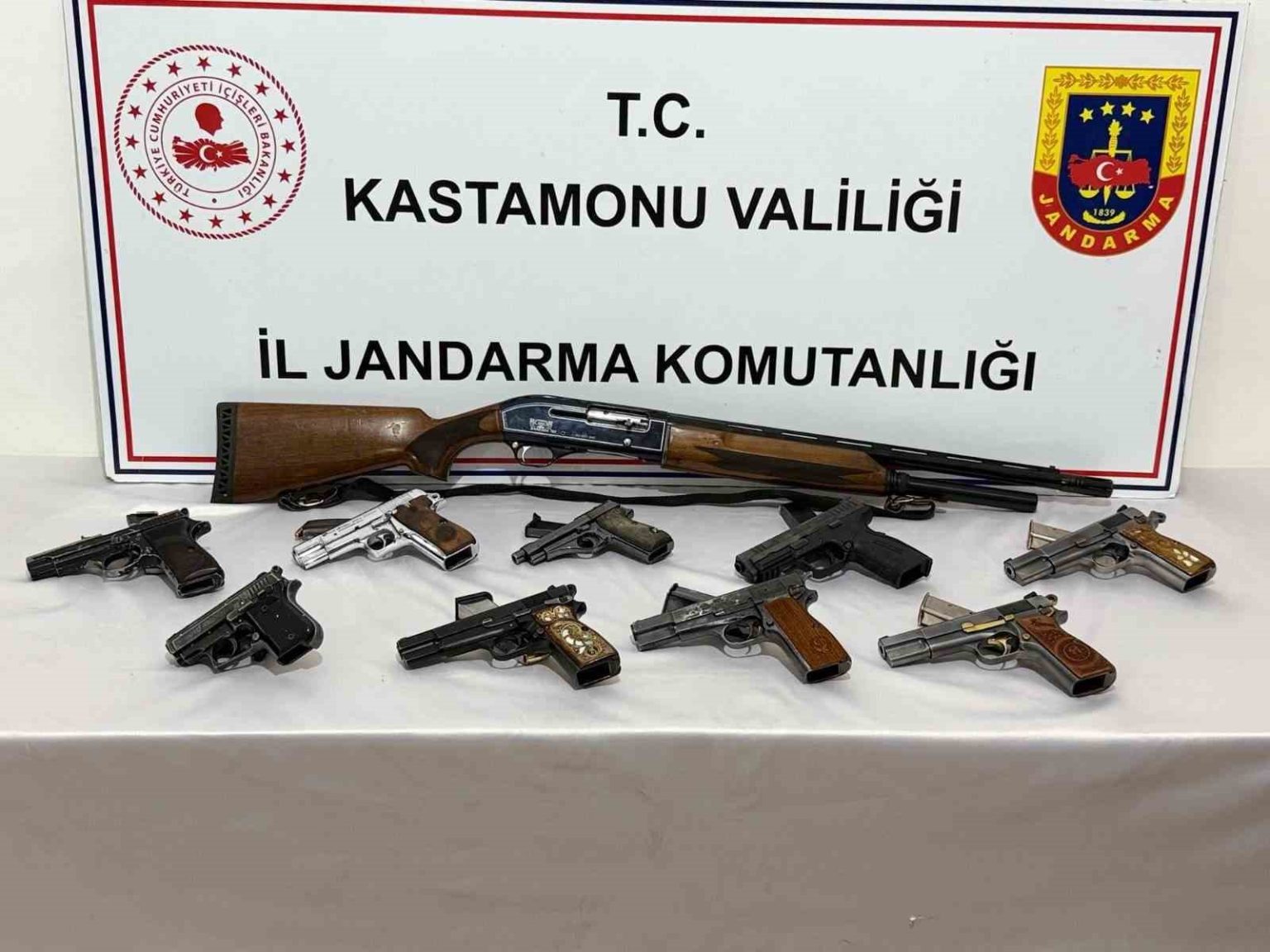 kastamonuda-10-adet-silah-ele-gecirildi-1-gozalti