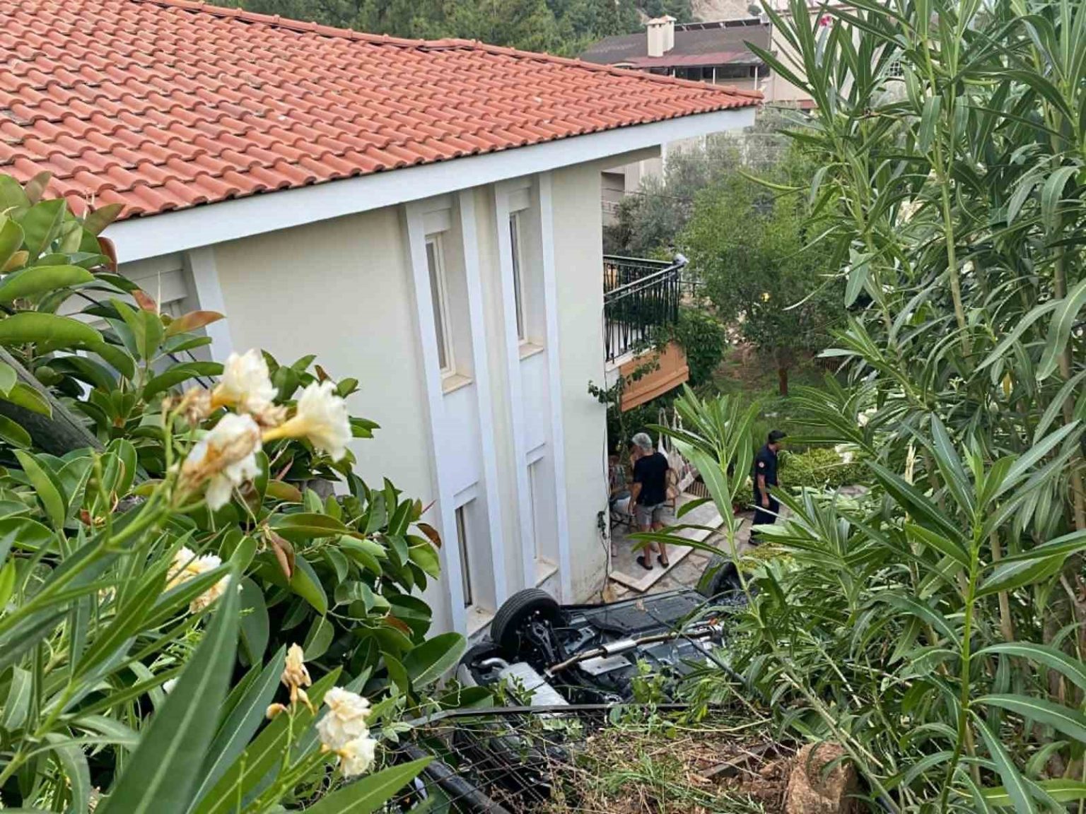 marmariste-otomobil-evin-bahcesine-uctu-1-olu-4-yarali