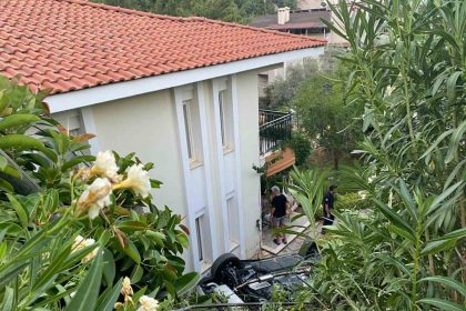 marmariste-otomobil-evin-bahcesine-uctu-1-olu-4-yarali