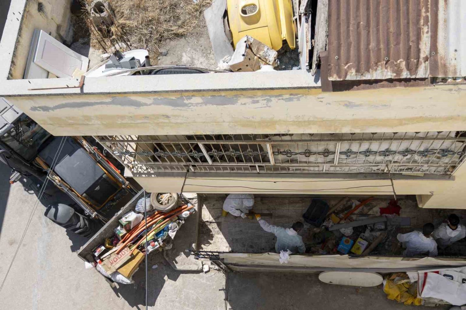 mersinde-cop-ev-temizlendi-10-kamyon-cop-cikarildi