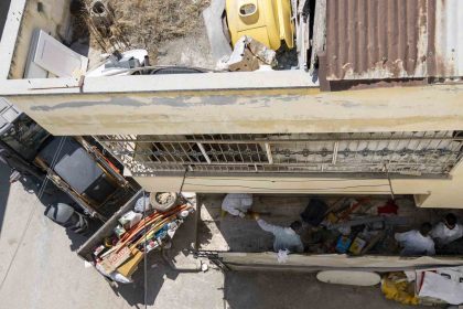 mersinde-cop-ev-temizlendi-10-kamyon-cop-cikarildi