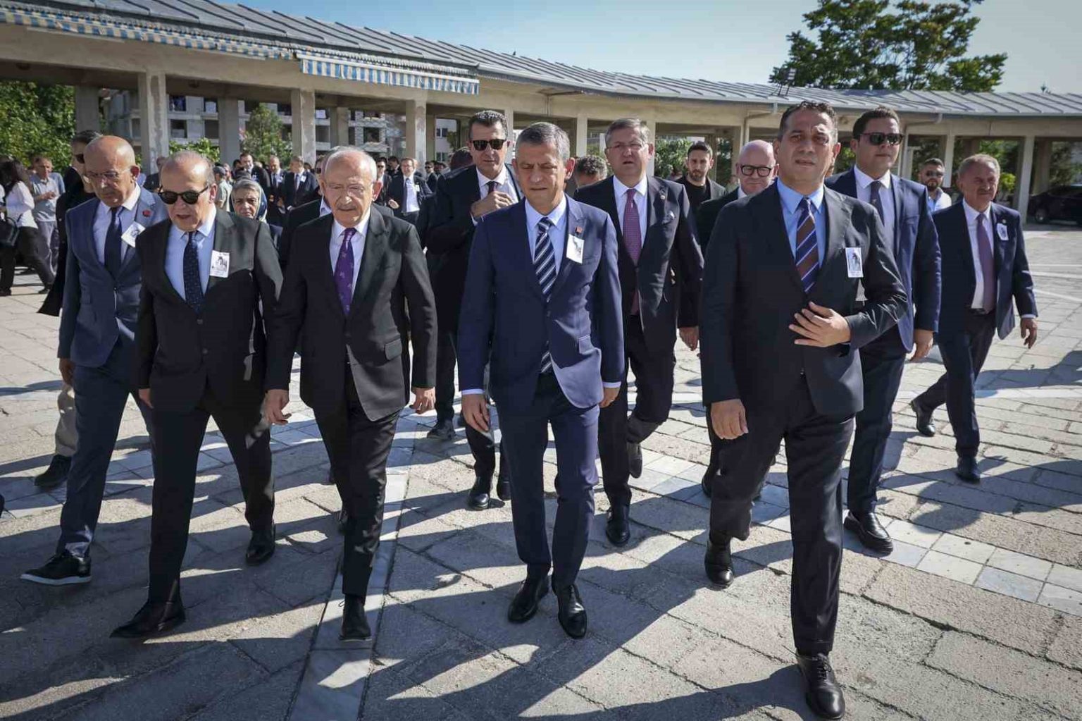ozgur-ozel-ile-kilicdaroglu-milletvekili-namik-tanin-annesinin-cenazesine-katildi