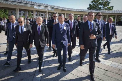 ozgur-ozel-ile-kilicdaroglu-milletvekili-namik-tanin-annesinin-cenazesine-katildi