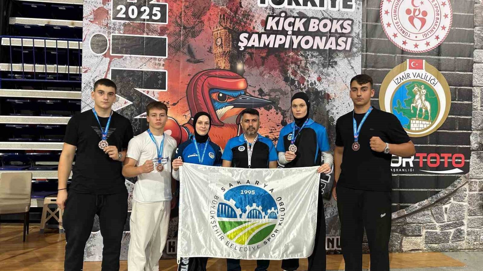 sakarya-buyuksehir-kick-boks-sporcularindan-izmirde-madalya-yagmuru