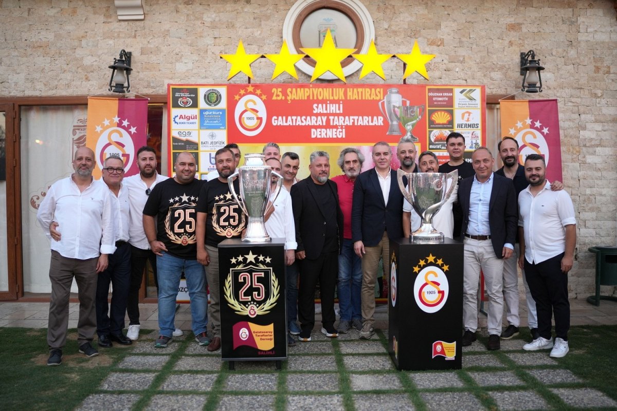salihlideki-galatasaraylilardan-cifte-kupali-kutlama