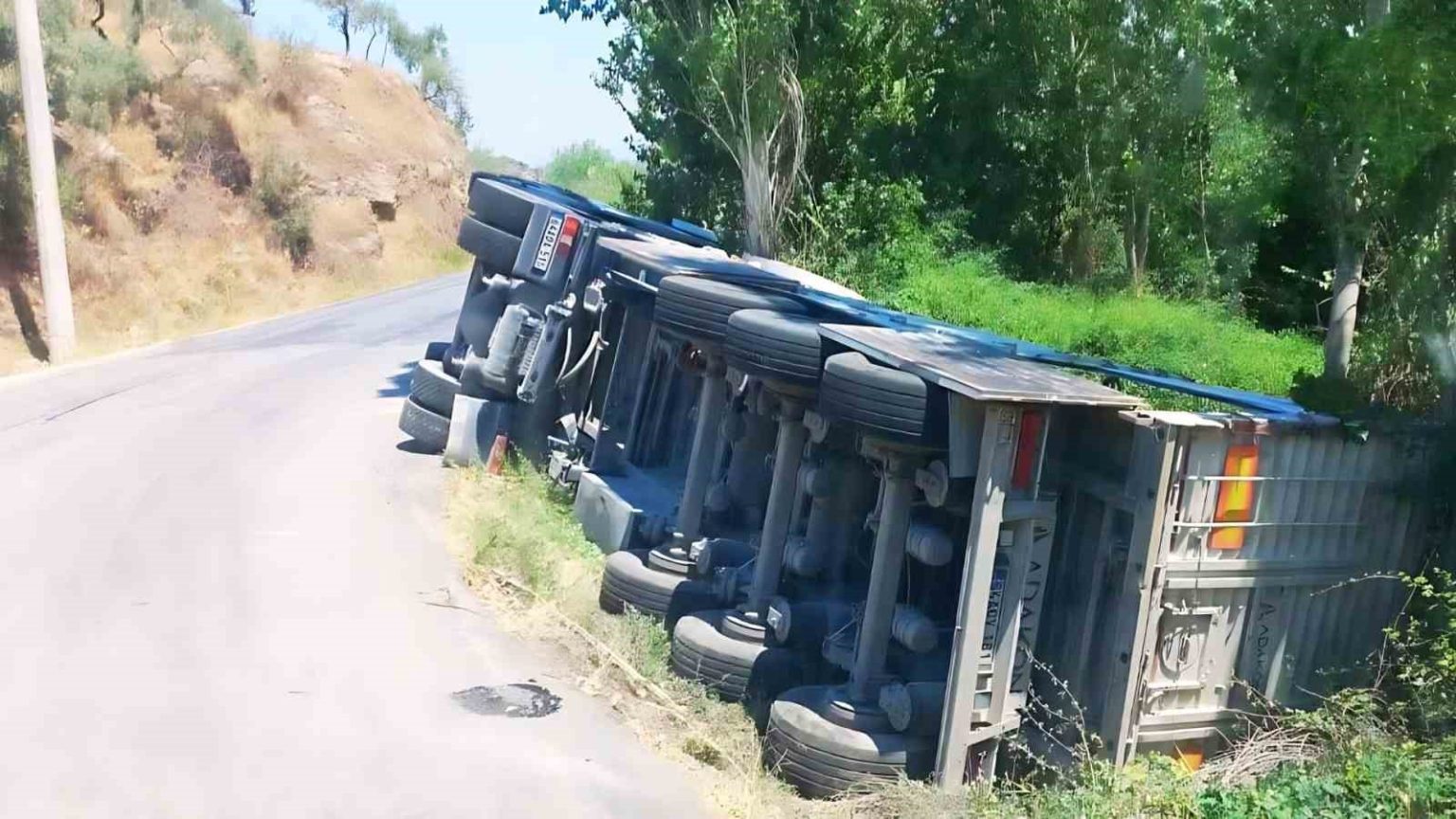 sokede-tir-sarampole-devrildi