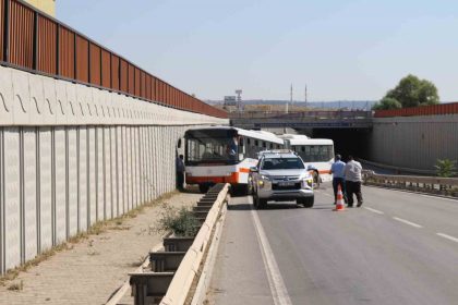 universiteye-giden-belediye-otobusu-bariyerlere-cikti-facia-kil-payi-ile-atlatildi