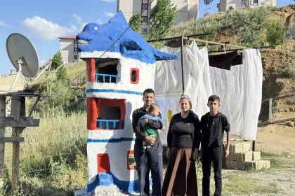 yuksekovada-gorenleri-sasirtan-gemi-ve-yunus-figurlu-ev-maketi