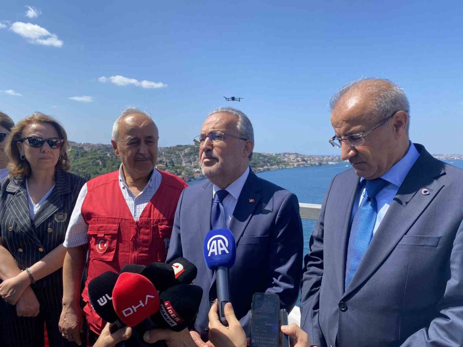 15-temmuz-sehitler-koprusune-dev-turk-bayragi-asildi