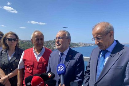 15-temmuz-sehitler-koprusune-dev-turk-bayragi-asildi