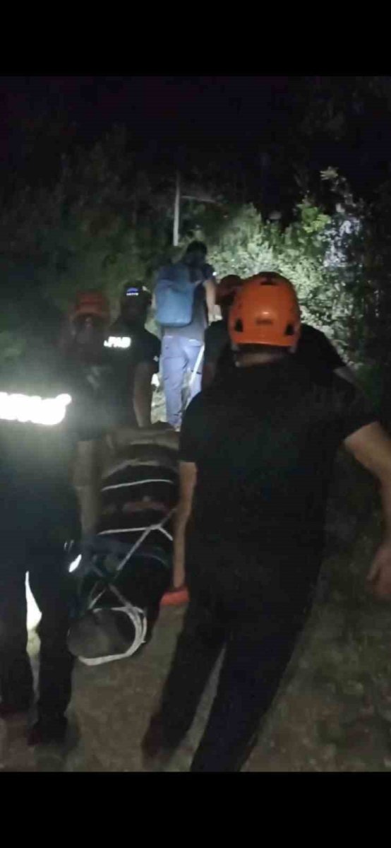 5-metre-yukseklikten-magaraya-dusen-genc-kurtarildi