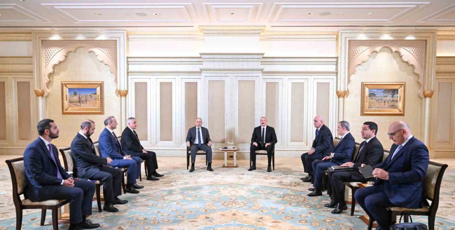 azerbaycan-cumhurbaskani-aliyev-ile-ermenistan-basbakani-pasinyanin-gorusmesi-basladi