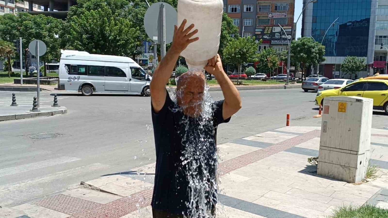 batmanda-sicaklar-bunaltti-buyukler-bidonla-baslarina-su-doktu-cocuklar-ise-sus-havuzlarinda-serinledi