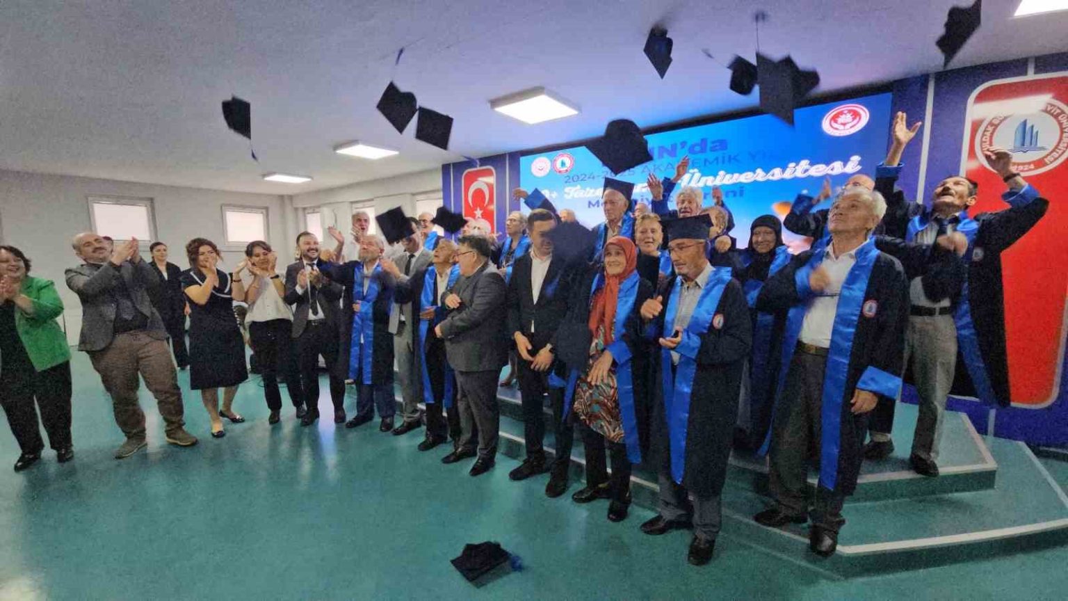 beun-tazelenme-universitesinde-mezuniyet-sevinci