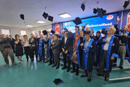 beun-tazelenme-universitesinde-mezuniyet-sevinci
