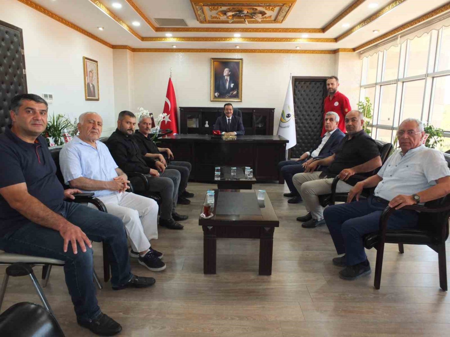 burhaniyede-elaziglilar-kaymakam-atillayi-ziyaret-etti