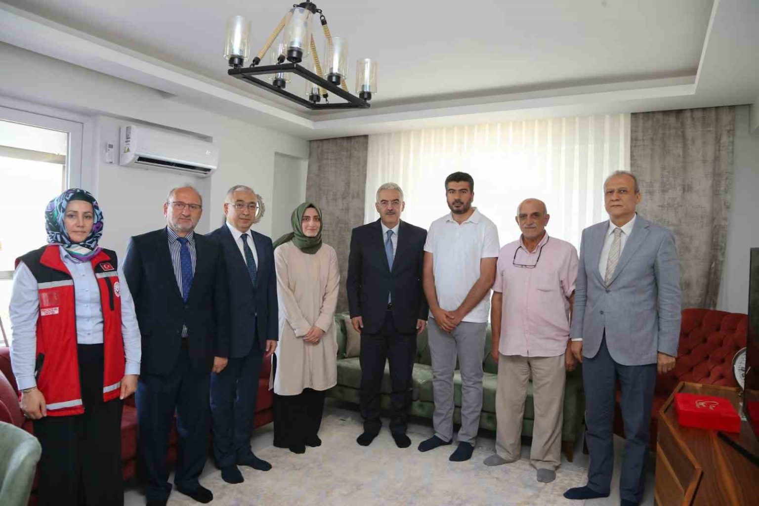 bursa-valisi-ayyildiz-15-temmuz-gazisini-ziyaret-etti