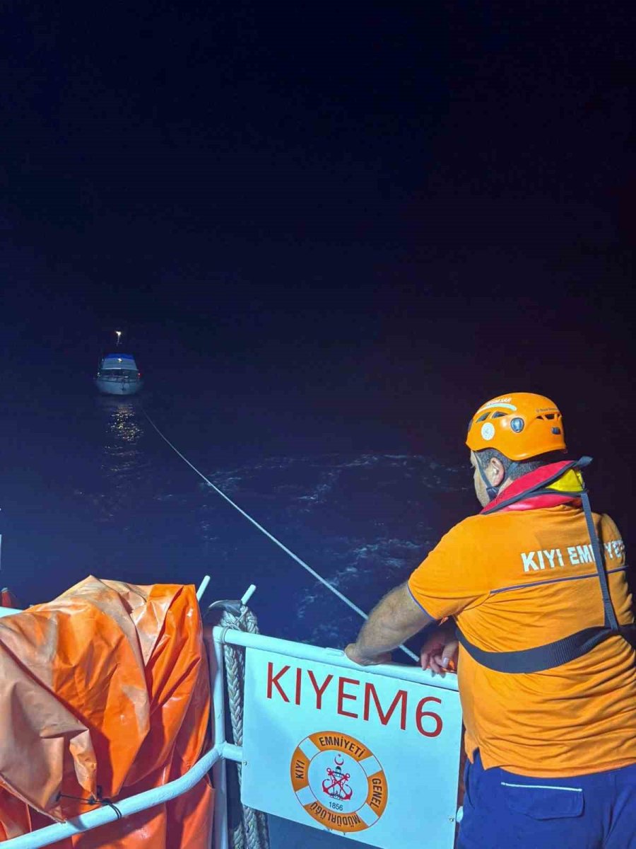datca-aciklarinda-suruklenen-tekne-kurtarildi