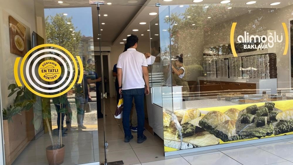 fare-goruntuleri-ile-gundeme-gelen-baklavacinin-urunlerine-el-konuldu