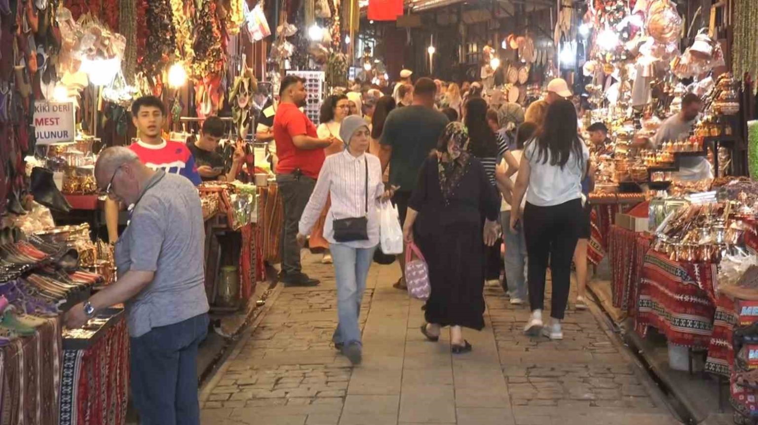 gaziantepte-turist-yogunlugu-yuzleri-gulduruyor