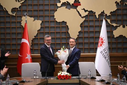 iletisim-baskanliginda-devir-teslim-fahrettin-altun-gorevini-burhanettin-durana-devretti