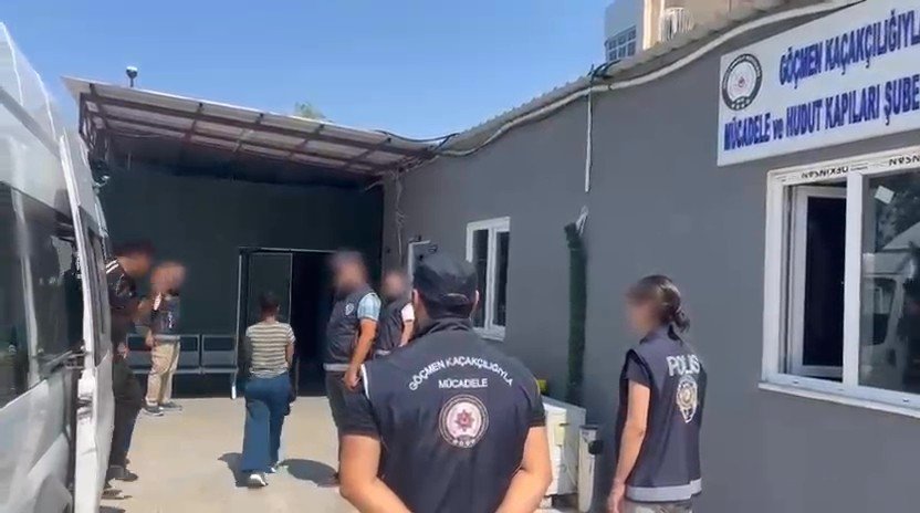 kamerunlu-gocmen-kacakcisi-yurt-disina-cikarmaya-calistigi-11-kisiyle-yakalandi