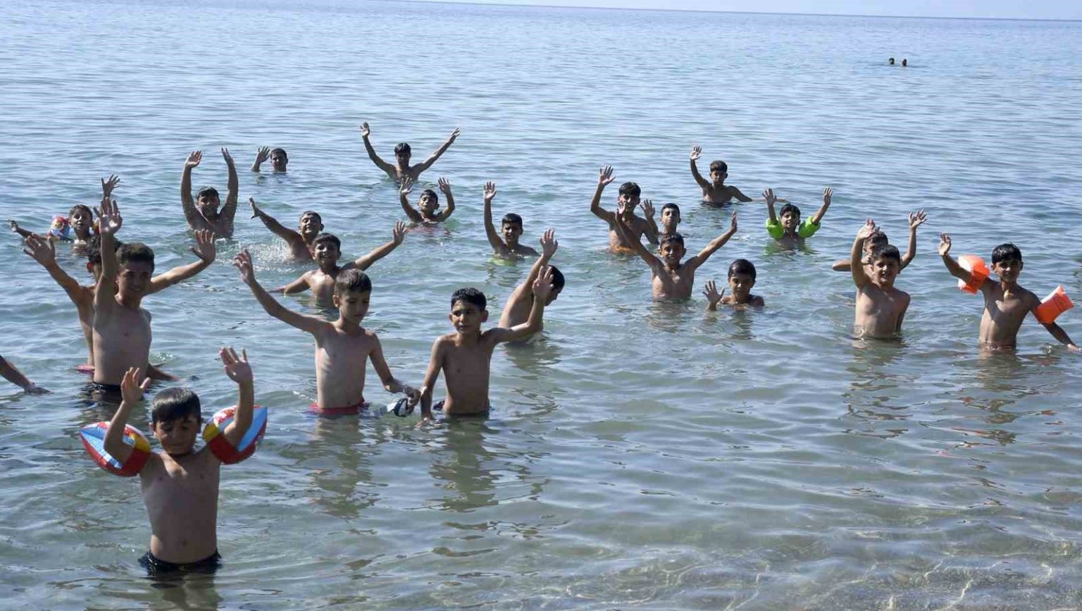 nusaybinli-cocuklar-kusadasinda-ilk-kez-denizle-bulustu