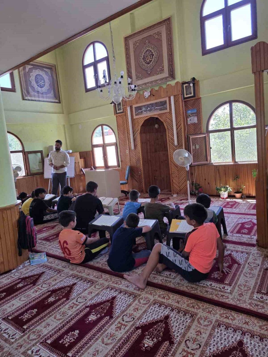 ornek-imam-hem-cocuklarin-gonlunu-kazaniyor-hem-de-kur-an-egitimi-veriyor