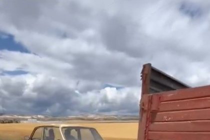 otomobile-gelisiguzel-baglanan-traktor-romorku-trafigi-tehlikeye-dusurdu