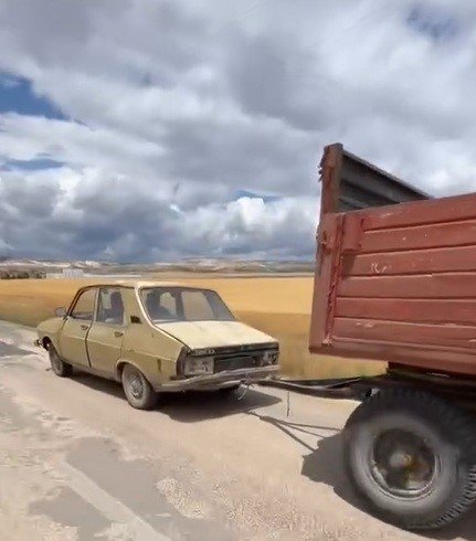 otomobile-gelisiguzel-baglanan-traktor-romorku-trafigi-tehlikeye-dusurdu