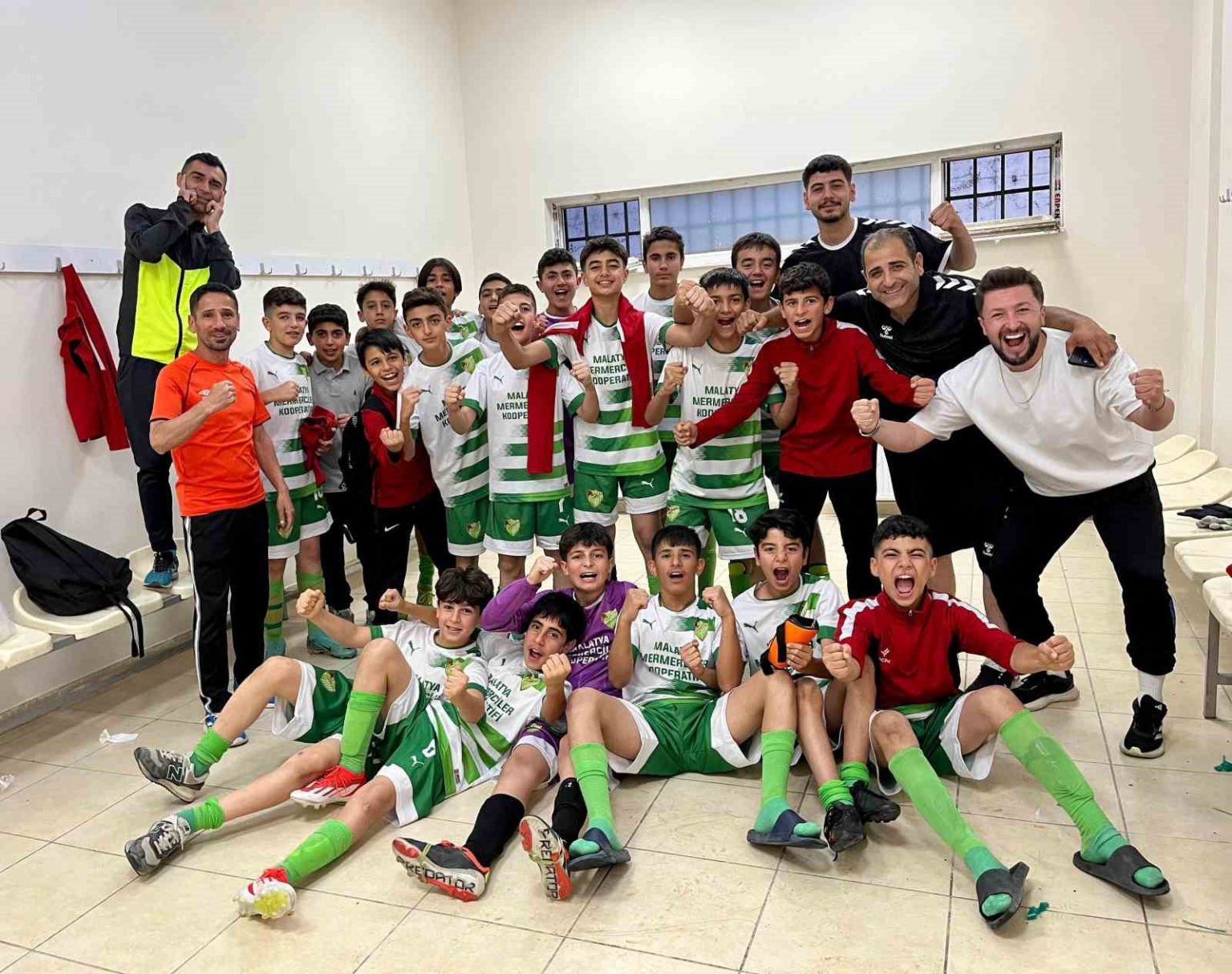 sahalari-olmadan-depremzede-sporculardan-5i-bir-yerde-sampiyonluk