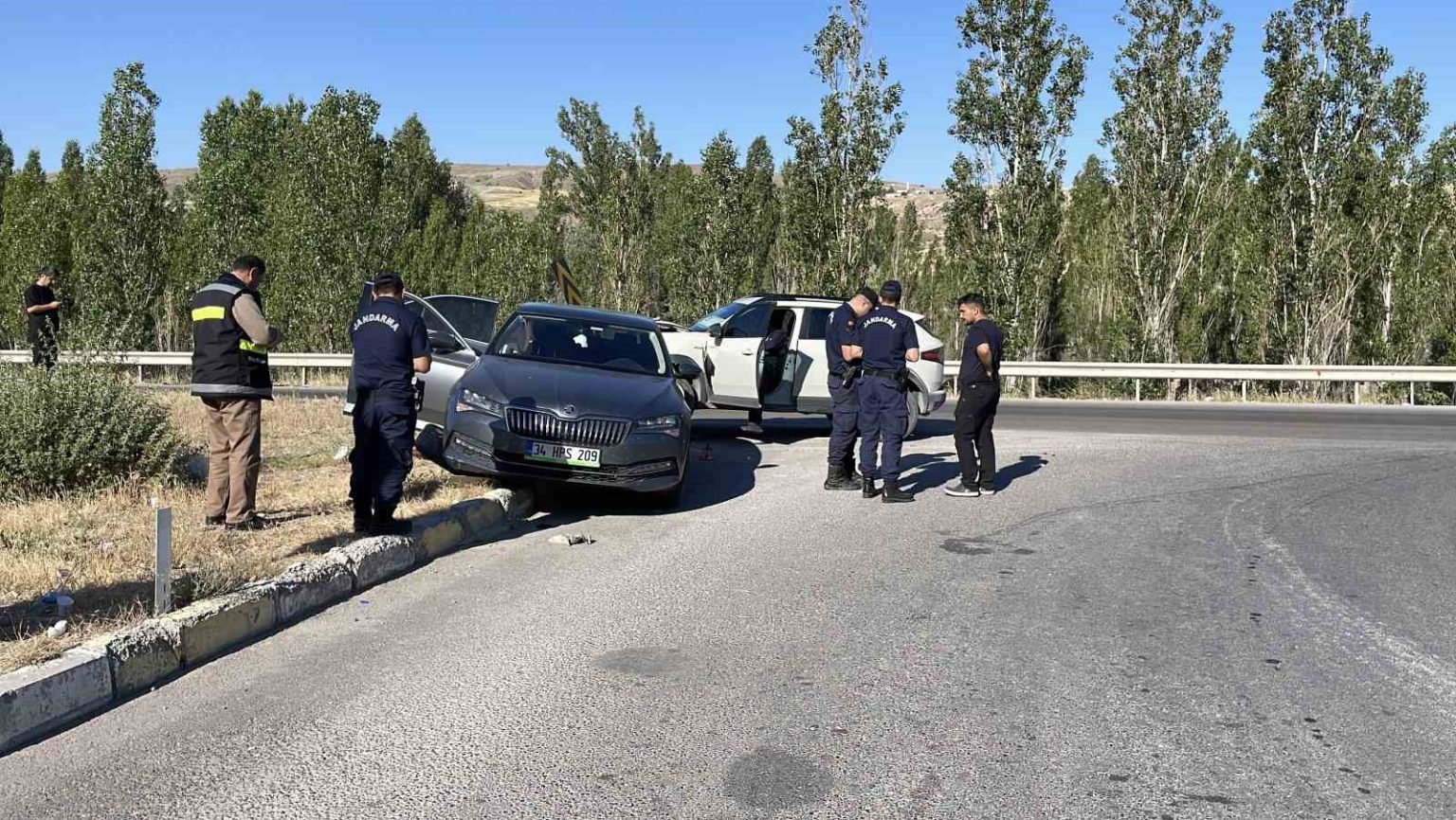 seyir-halindeki-araca-arkadan-carpti-5-yarali
